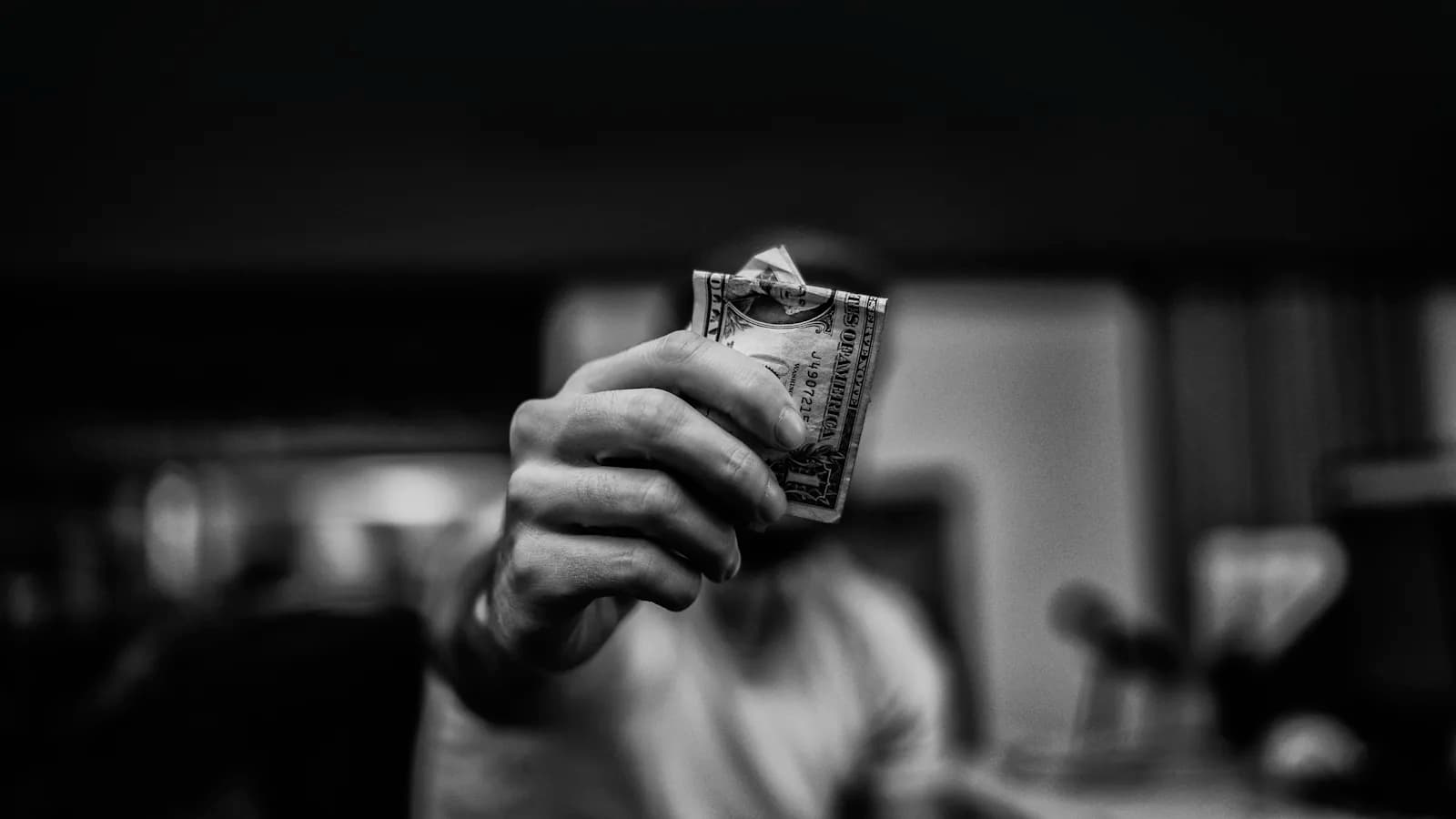 Homme tenant un billet de banque - paiement cash et rentabilité