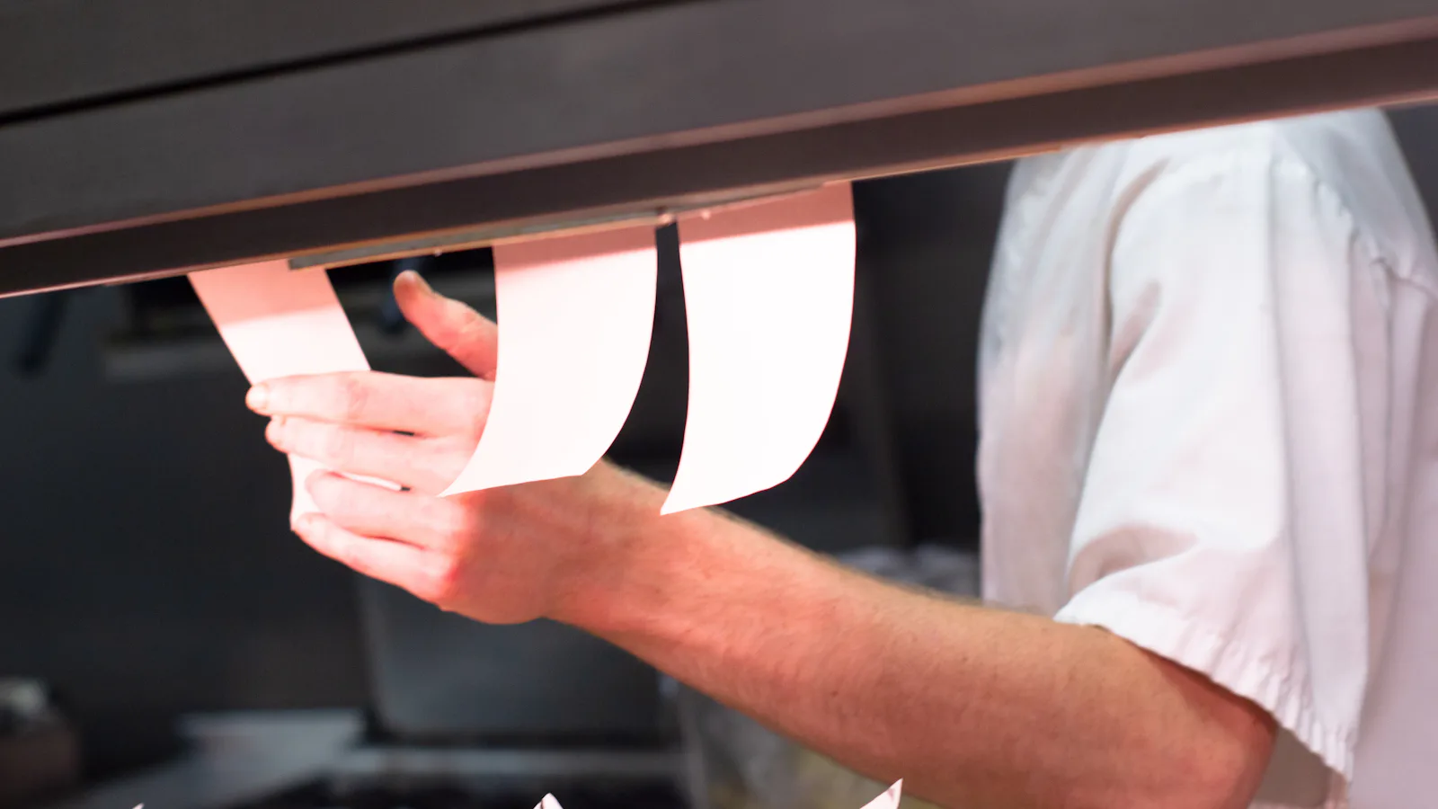Homme qui consulte un menu blanc dans un restaurant
