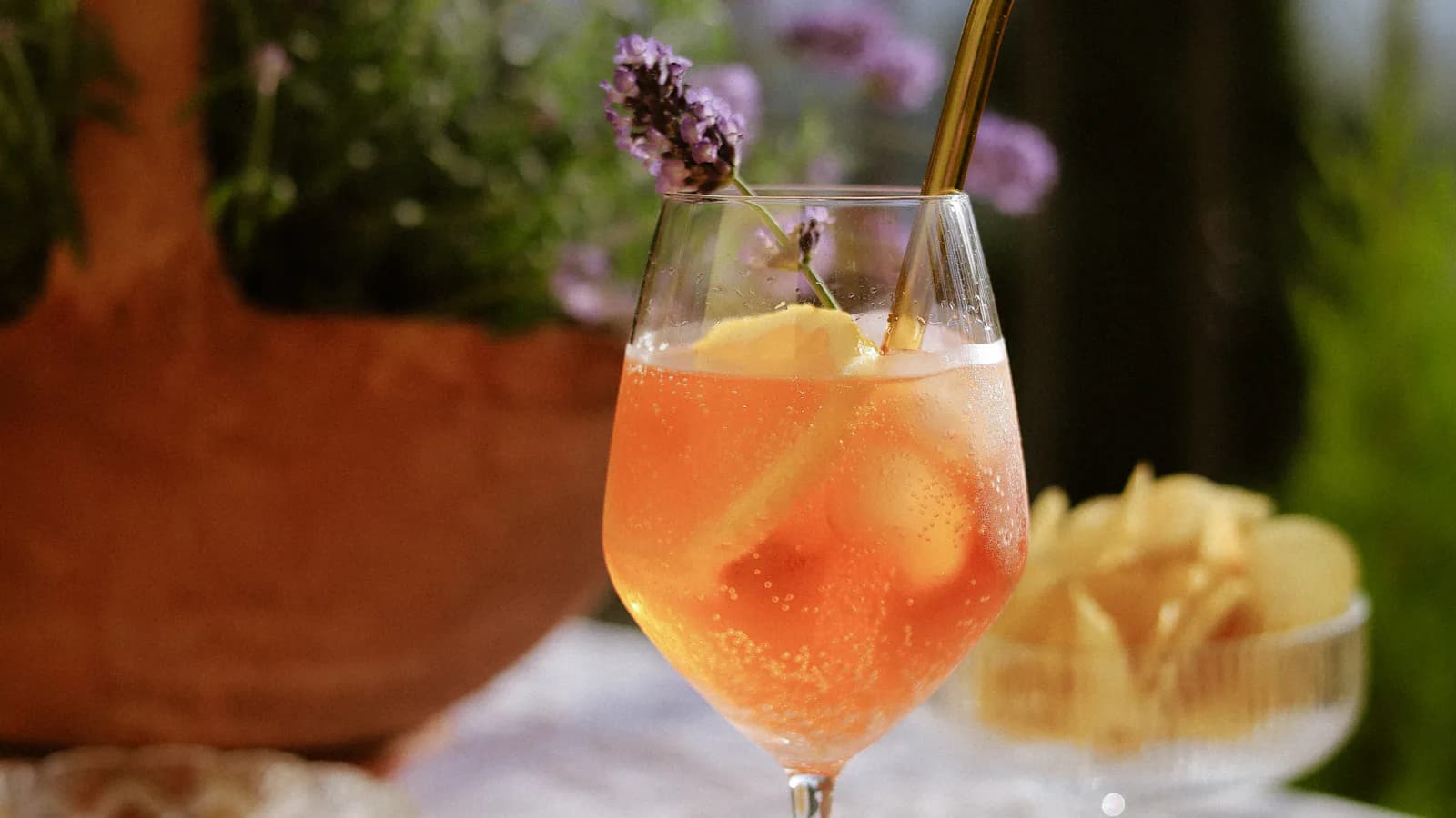 Cocktail rafraîchissant servi par une journée ensoleillée - boisson en pizzeria