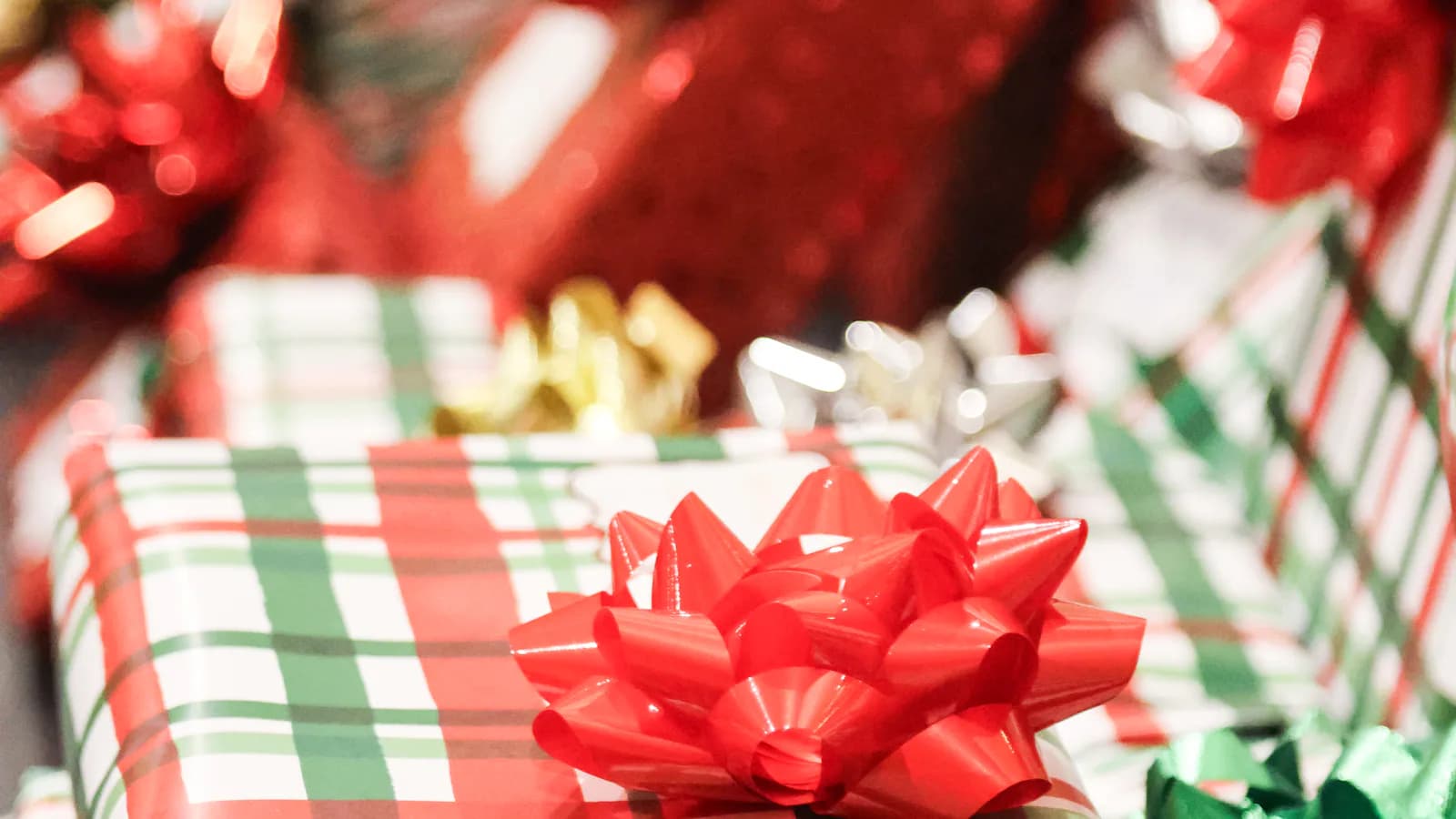 Pile de cadeaux de Noël emballés en rouge et vert