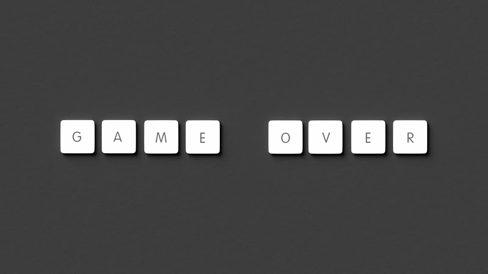 Photo noir et blanc du mot 'Game Over' - mécanique obsolète, fin d'un système