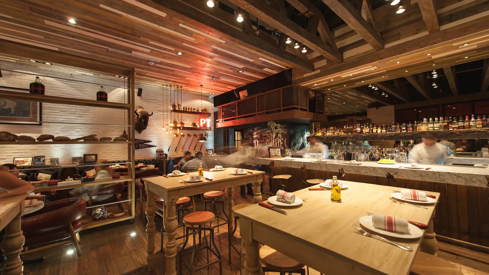 Table et chaises en bois brun dans un cadre restaurant chaleureux