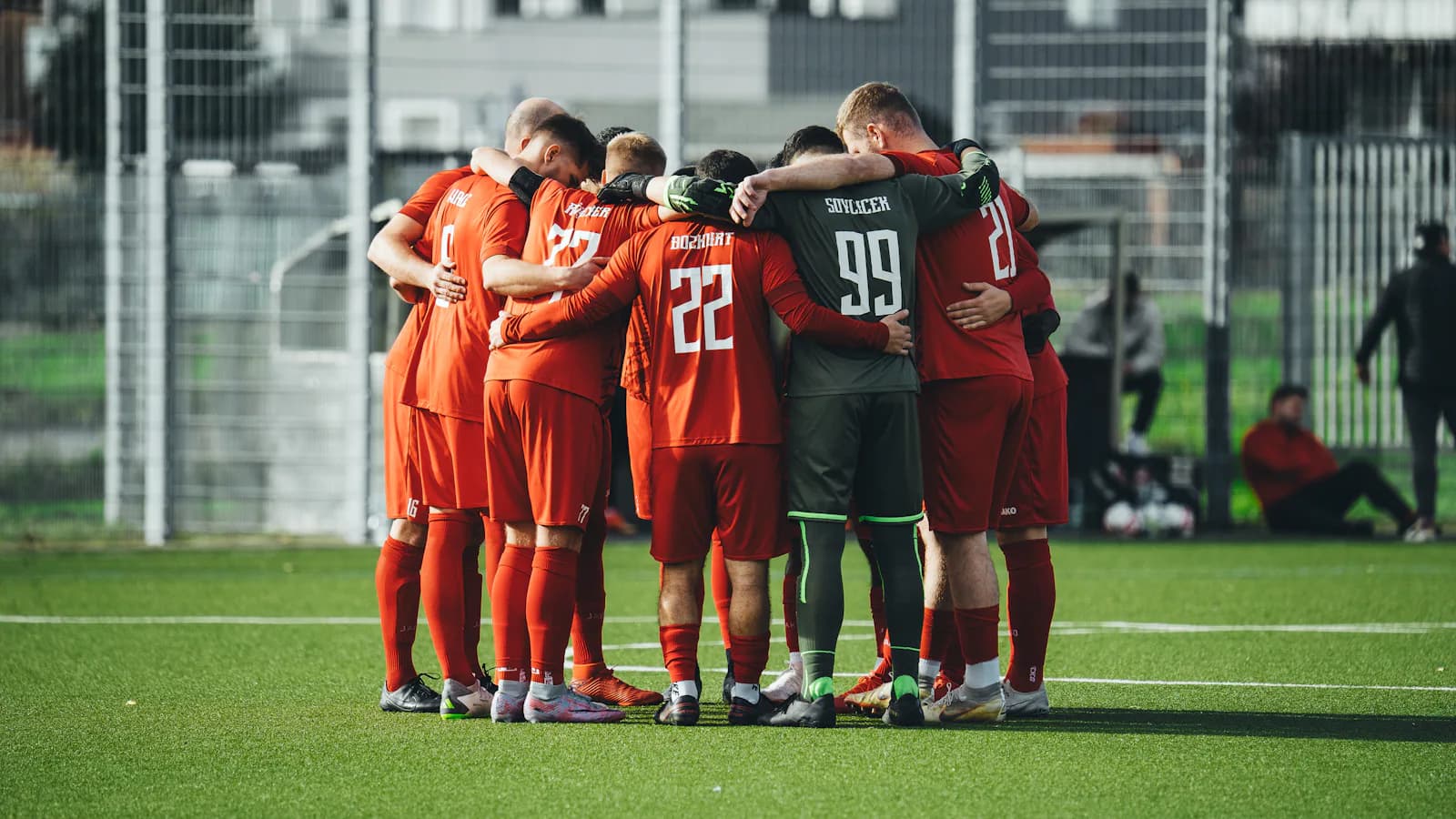 Groupe de joueurs de foot en cercle sur le terrain - esprit de cercle d'habitués