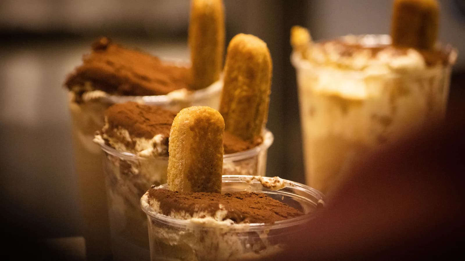 Tiramisu en verres transparents avec biscuits cuillère - dessert maison italien