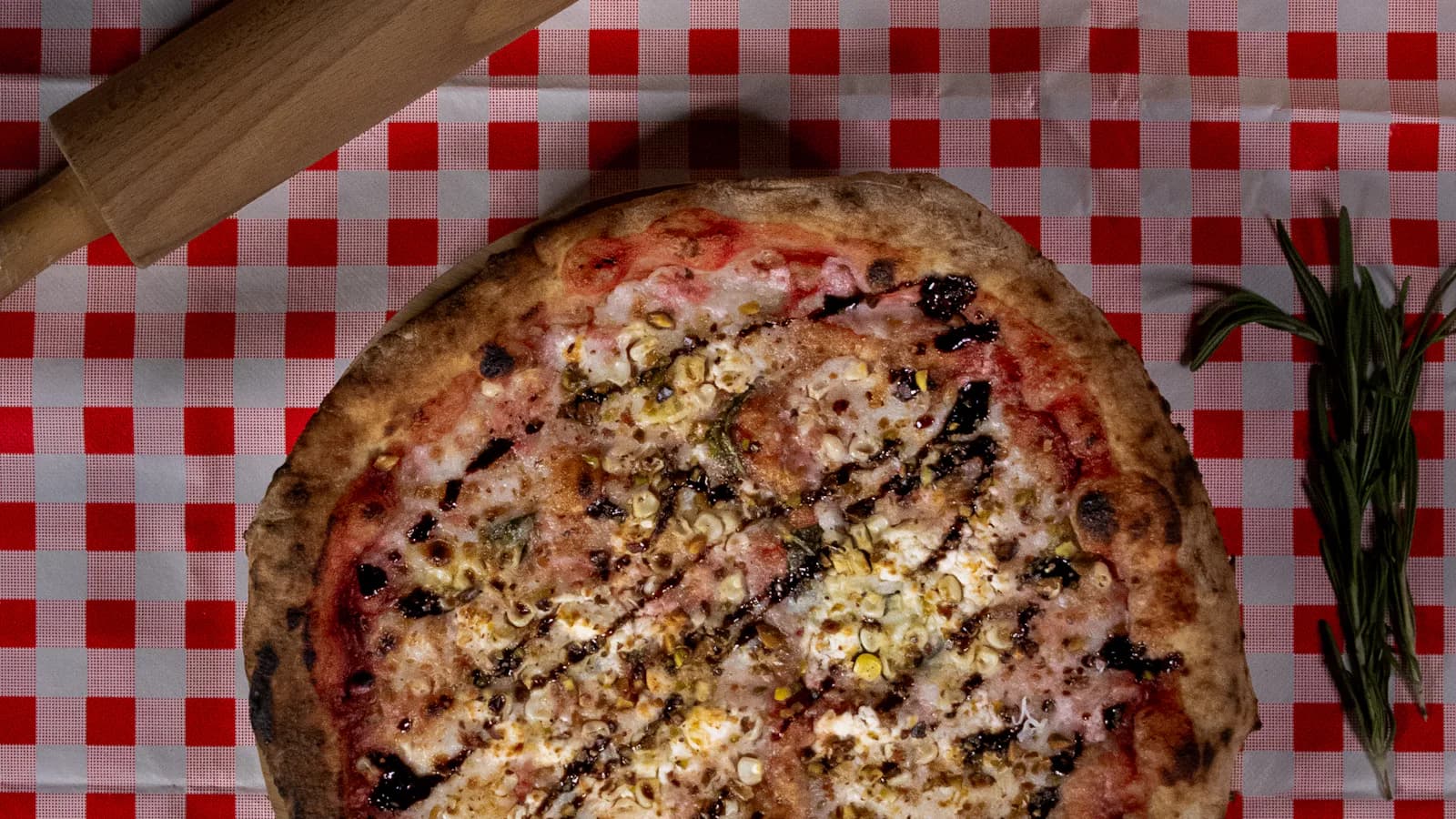 Pizza rustique aux ingrédients frais sur nappe - standardisation produit