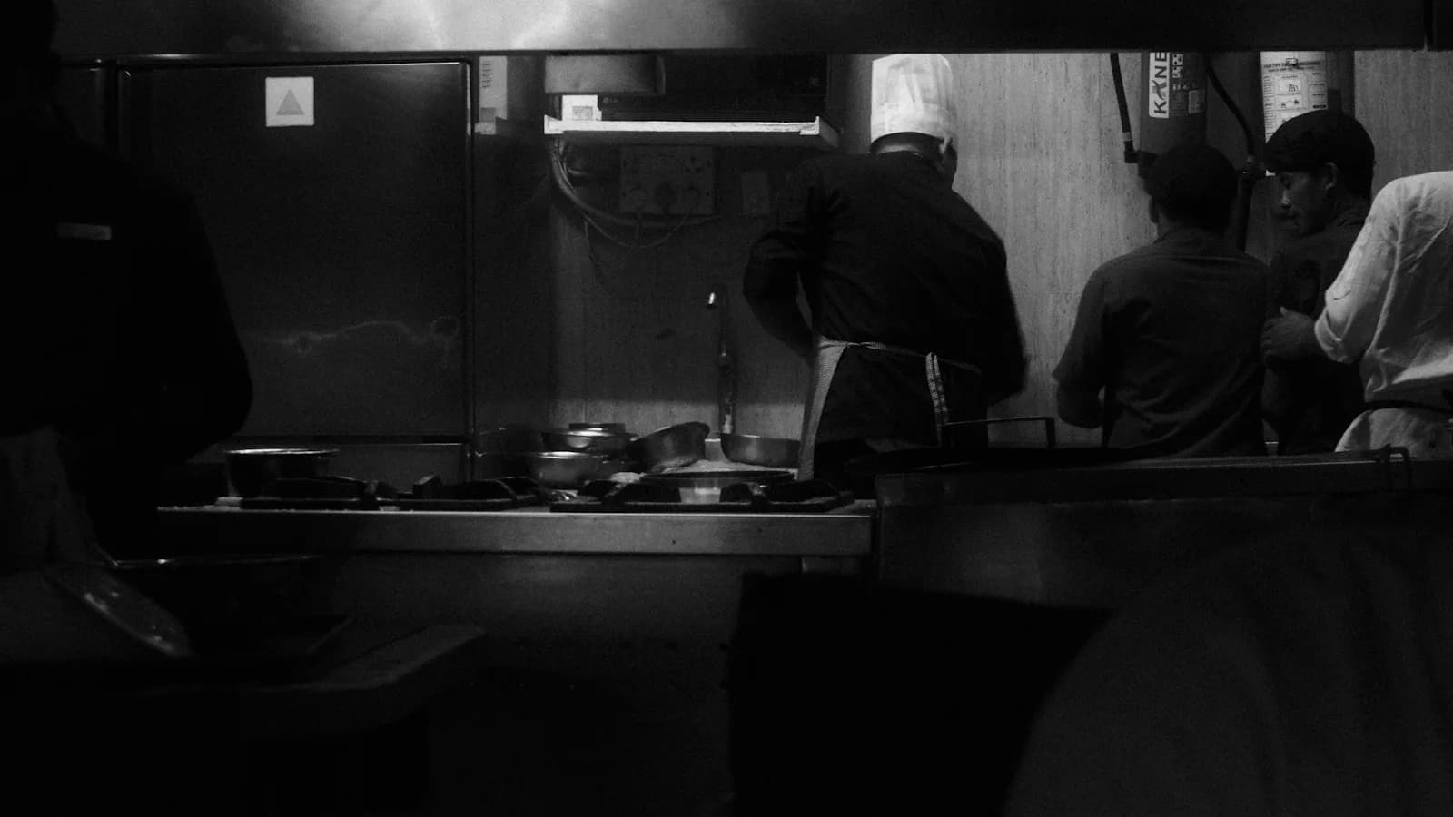 Chefs au travail dans une cuisine de restaurant en activité