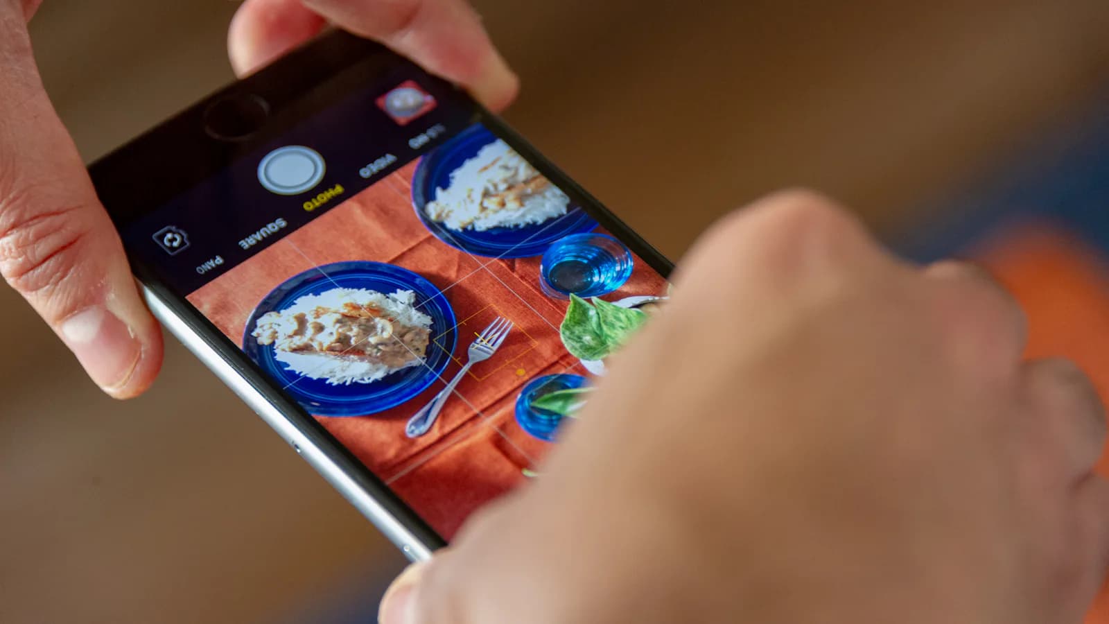 Smartphone tenu en main par un client lors d'une transaction