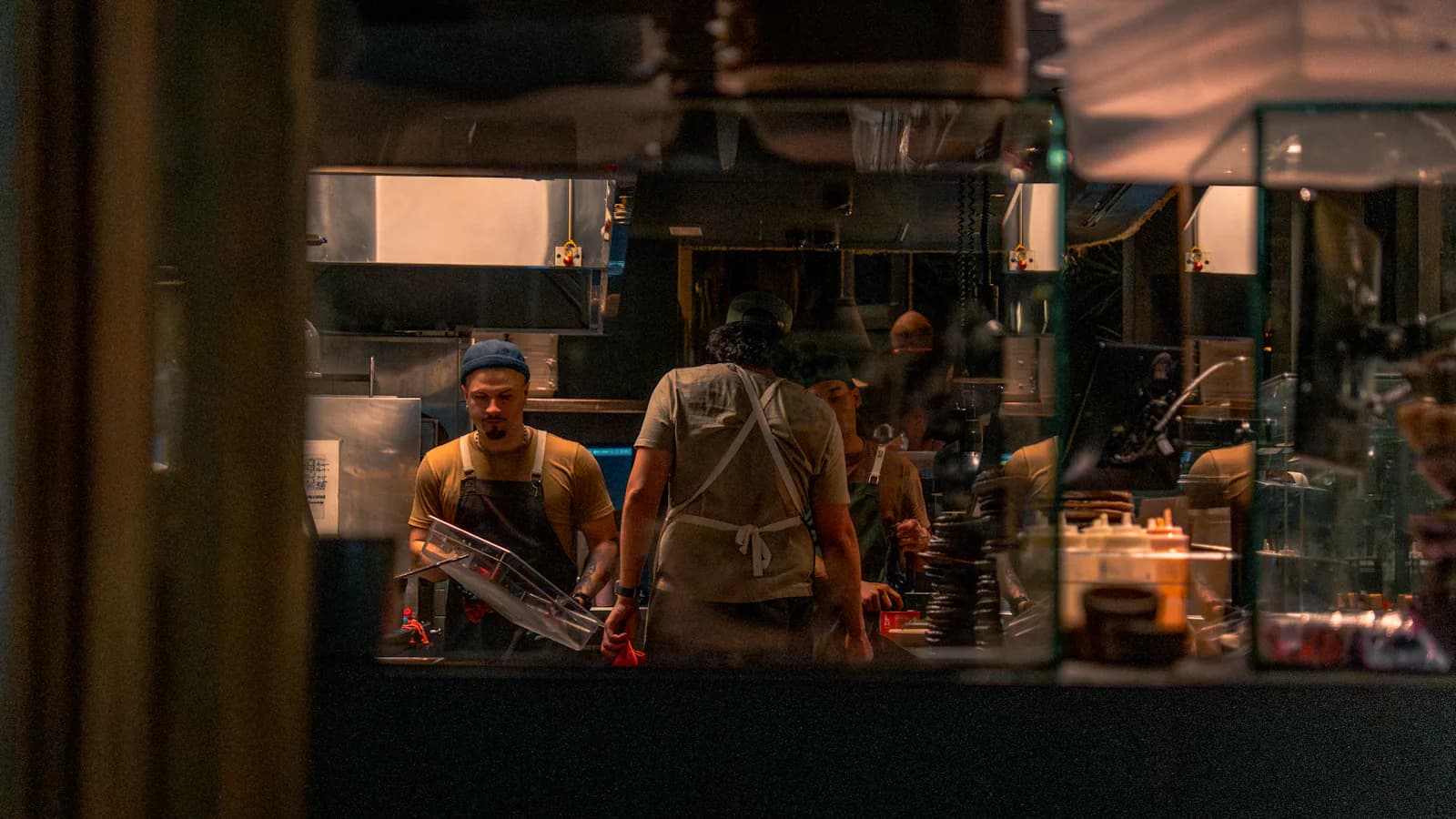 Personnes au travail derrière un comptoir de restaurant