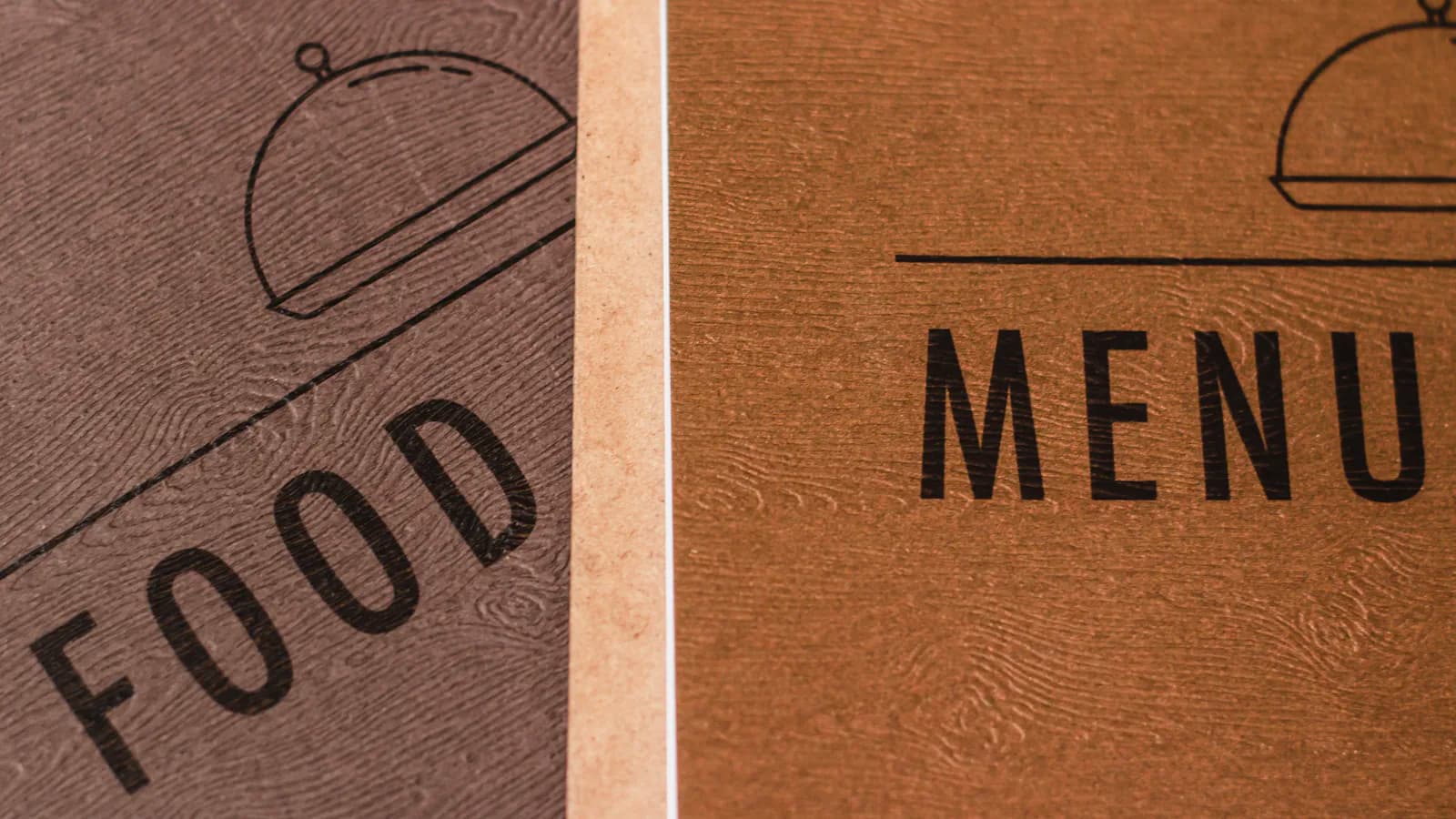 Cartes de menu restaurant posées sur une surface plane