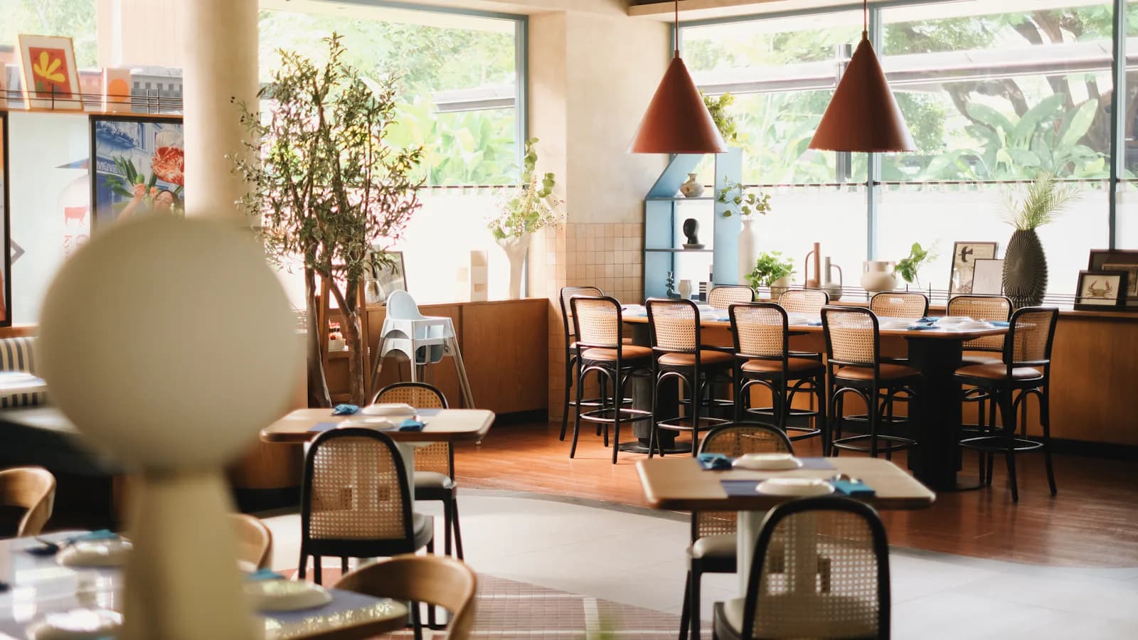 Salle de restaurant spacieuse avec nombreuses tables et chaises