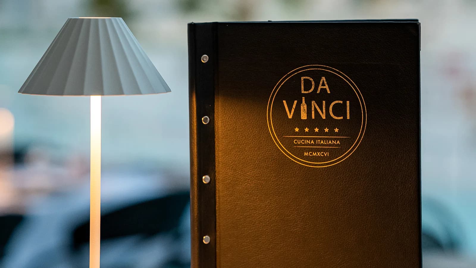 Intérieur élégant de restaurant italien avec menu et lampe d'ambiance