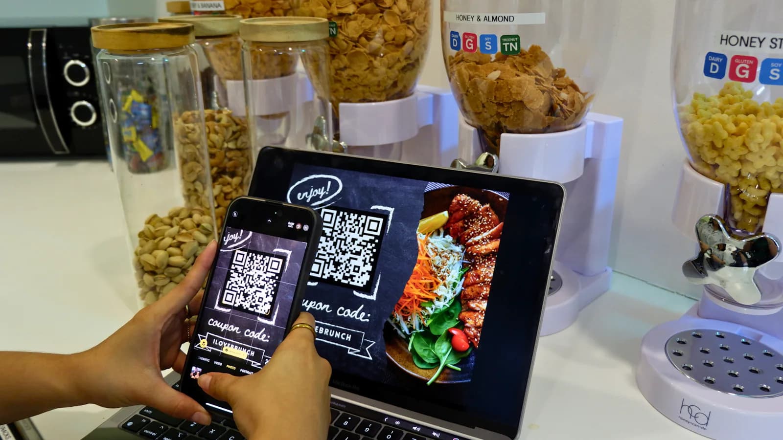 Client en train de scanner un QR code avec son smartphone sur une table de restaurant