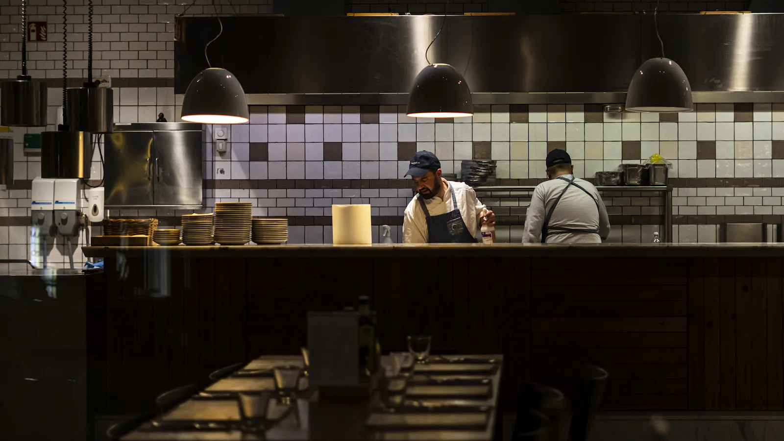 Chefs au travail dans une cuisine moderne de restaurant