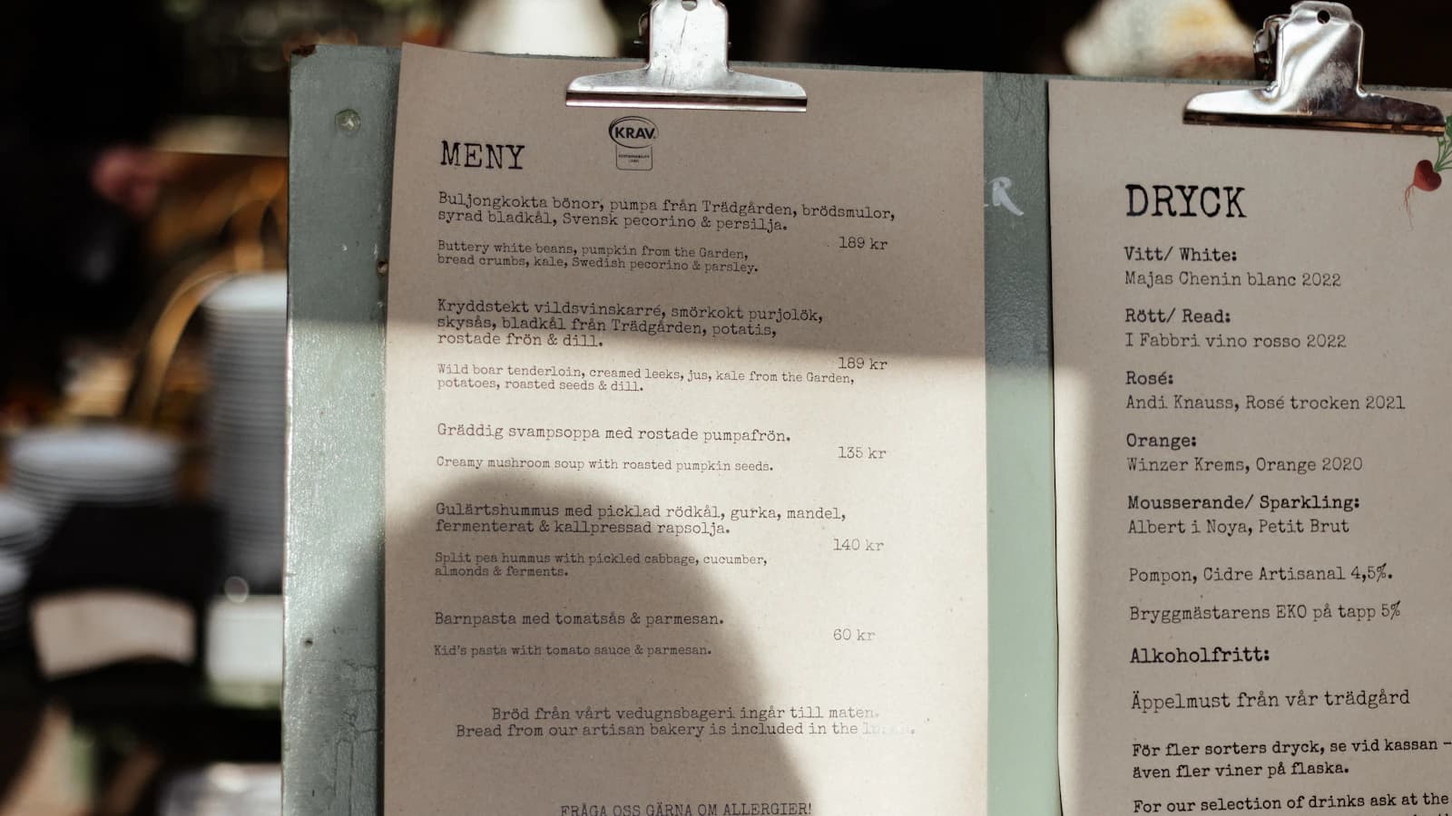 Carte de menu posée sur une table avec tasse de café, ambiance restaurant