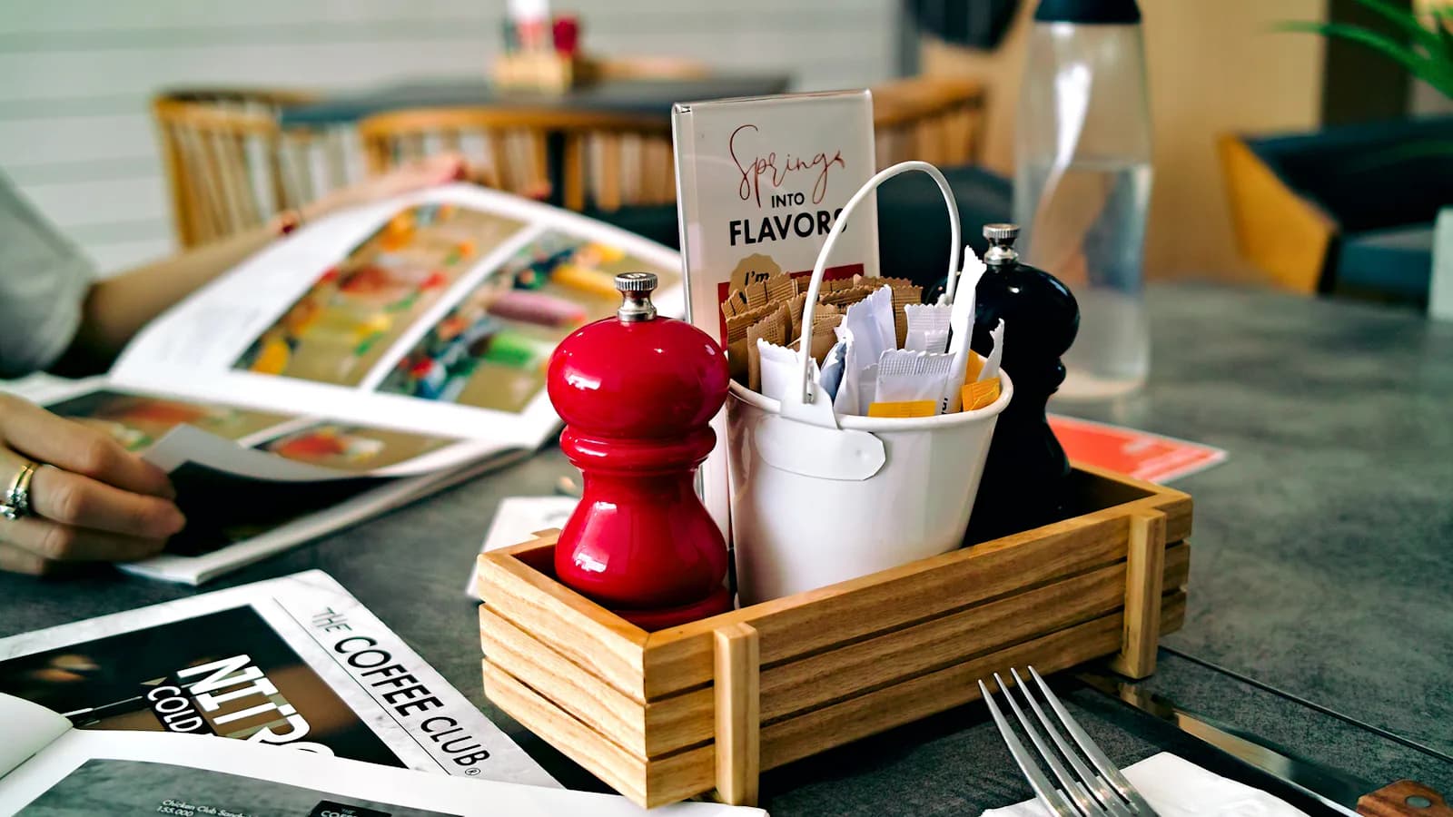 Mug rouge et blanc sur une table en bois avec documents - pilotage business
